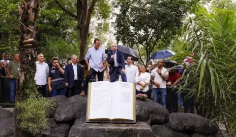 Em aceno aos evangélicos, Paes inaugura batistério na praça onde nasceu a Universal