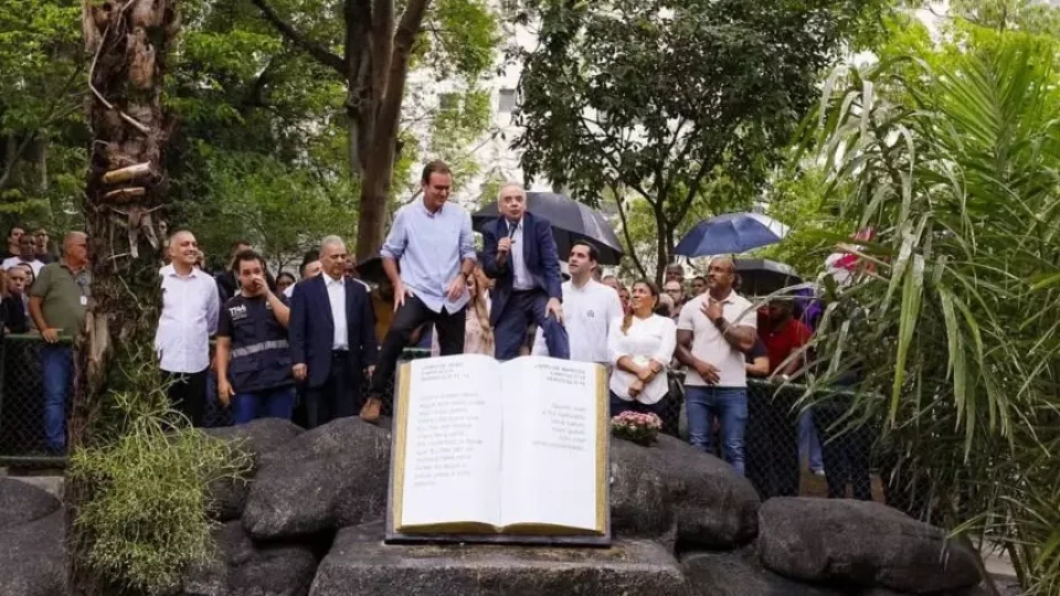 Em aceno aos evangélicos, Paes inaugura batistério na praça onde nasceu a Universal