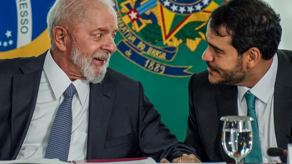 Lula quer segurar votação de Messias enquanto busca apoio de senadores