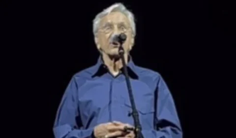 Sob gritos de ‘sem anistia’, Caetano Veloso manda recado ao Congresso em show no DF
