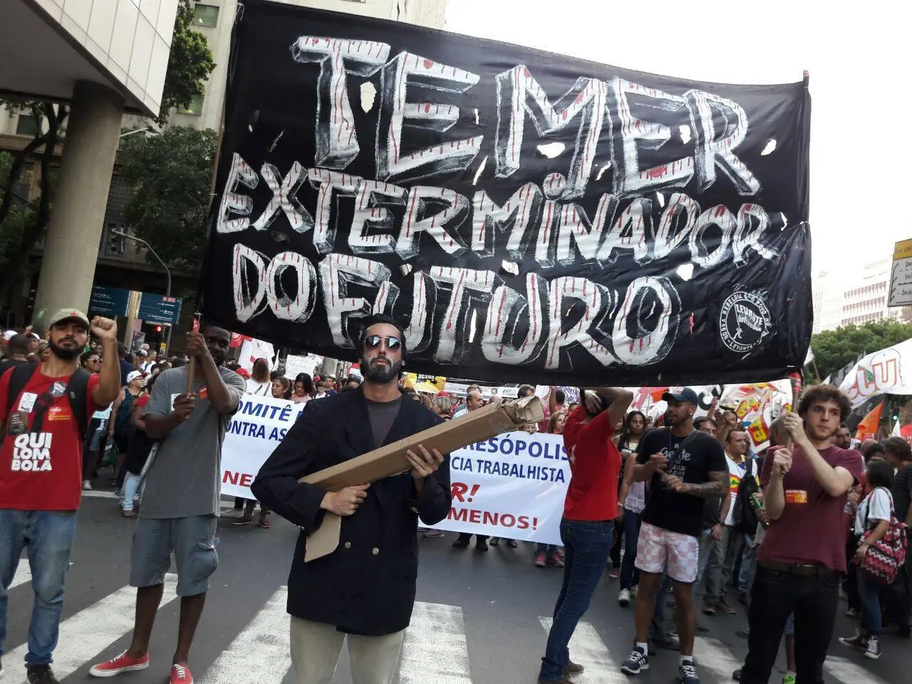 Manifestação PEC Teto de Gastos A EC 95/2016 também foi chamada de "PEC da Morte", apelido dado por opositores que criticavam o congelamento de gastos públicos por 20 anos, incluindo saúde e educação, corrigidos apenas pela inflação. Imagem: Levante Popular da Juventude