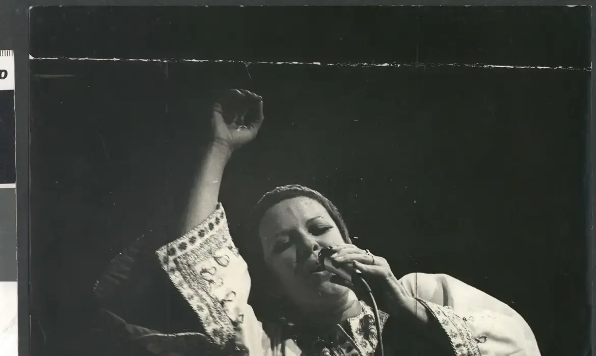 Na foto, Elis Regina cantando em um movimento estudantil durante a ditadura militar. Foto: Arquivo Nacional 
