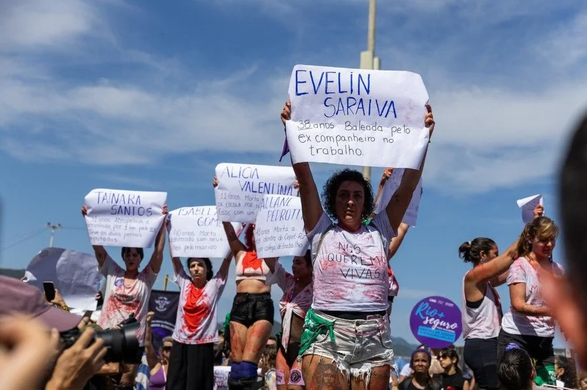 Ato em Copacabana lembrou vítimas de feminicídio. Foto: @cris_lucenafotos 