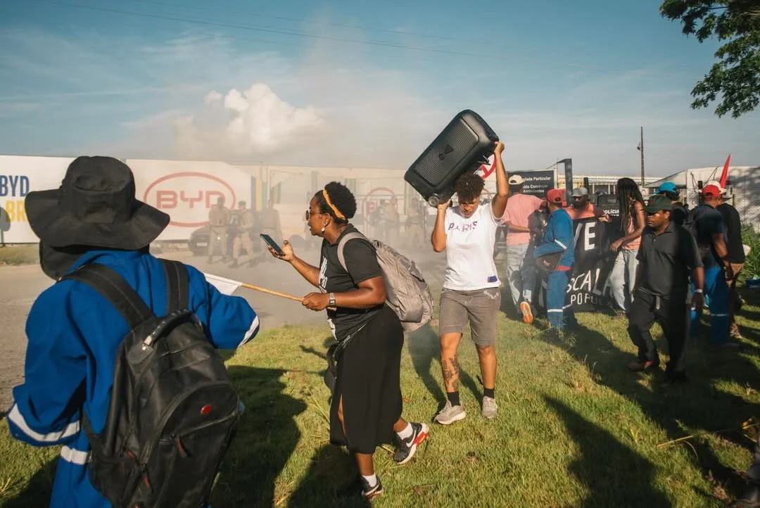 Polícia da BA reprime trabalhadores em greve da BYD com bombas de efeito moral