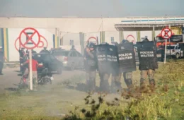 Polícia da Bahia usa bombas de efeito moral contra grevistas da BYD