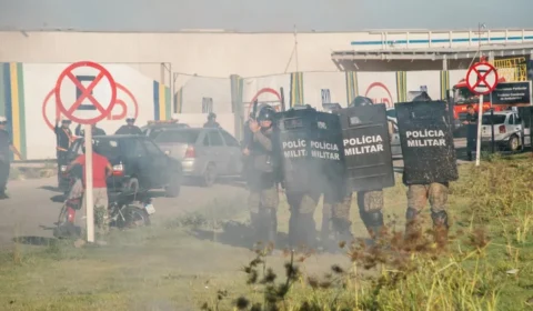 Polícia da Bahia usa bombas de efeito moral contra grevistas da BYD