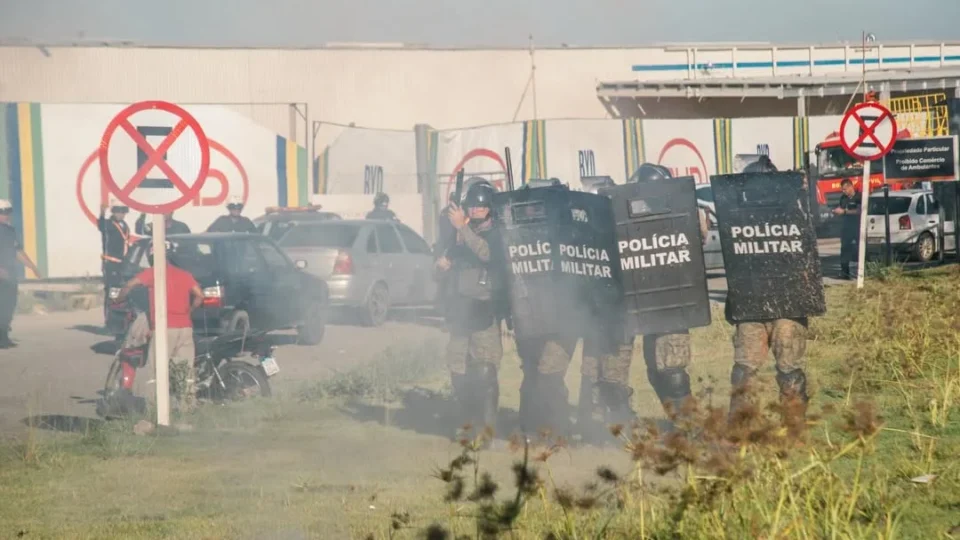 Polícia da Bahia usa bombas de efeito moral contra grevistas da BYD