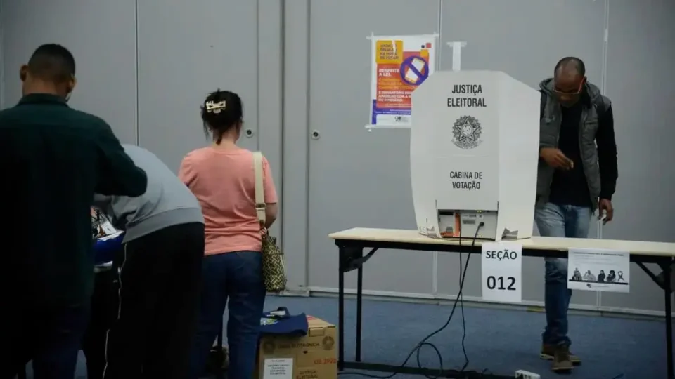 Até que idade é obrigatório votar no Brasil e por que esse debate ainda divide opiniões?