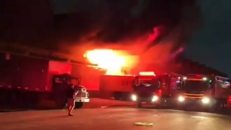 Incêndio de grandes proporções atinge Ceasa, na Zona Norte do RJ