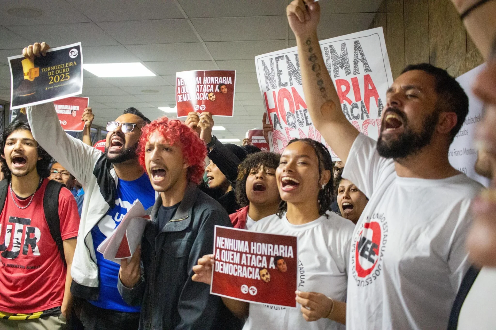 Estudantes se reúnem em SP para entregar ‘tornozeleira de ouro’ a Carlos Bolsonaro| Crédito: Junior Lima @xuniorl