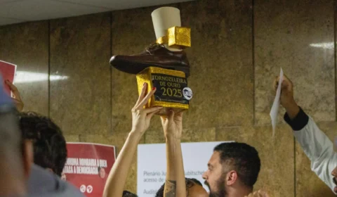 Estudantes se reúnem em SP para entregar ‘tornozeleira de ouro’ a Carlos Bolsonaro