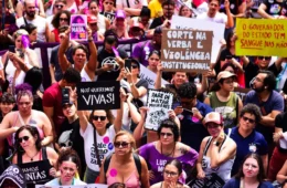 Manifestantes protestam contra feminicídio em atos pelo país