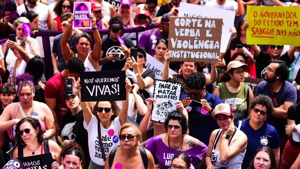 Manifestantes protestam contra feminicídio em atos pelo país