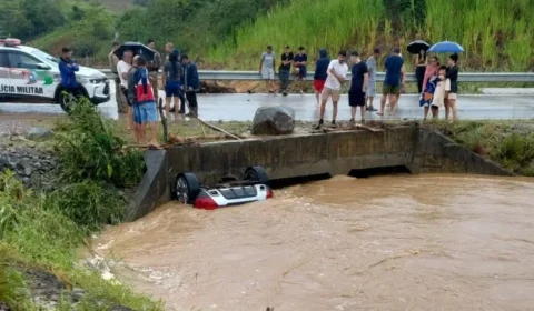 Casal e bebê de 1 ano morrem após carro ser arrastado por enxurrada em SC