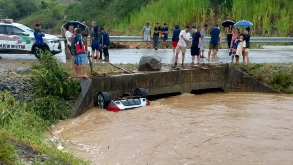 Casal e bebê de 1 ano morrem após carro ser arrastado por enxurrada em SC