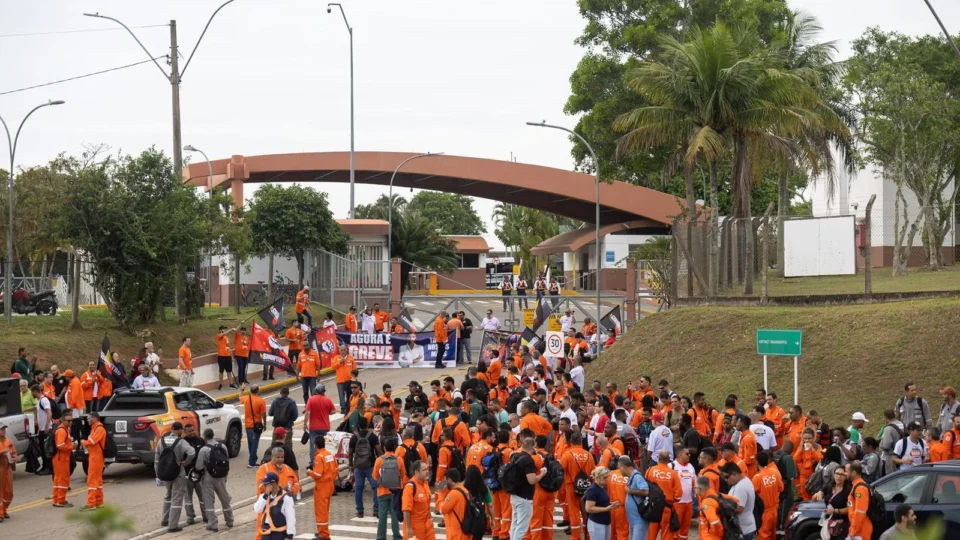 Greve dos petroleiros completa oito dias e negociação segue travada