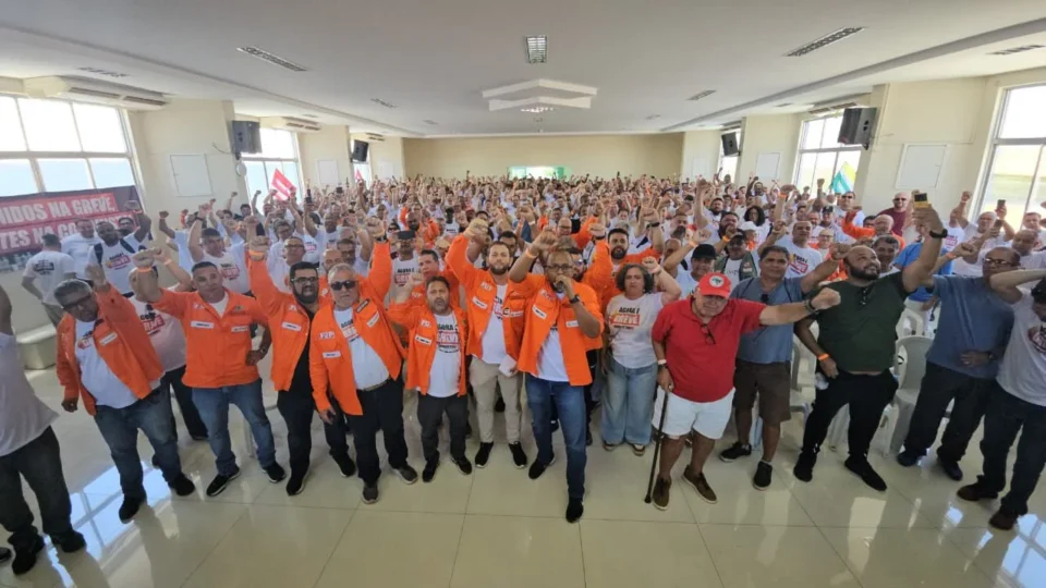 Petroleiros encerram greve em parte do país; Norte Fluminense continua