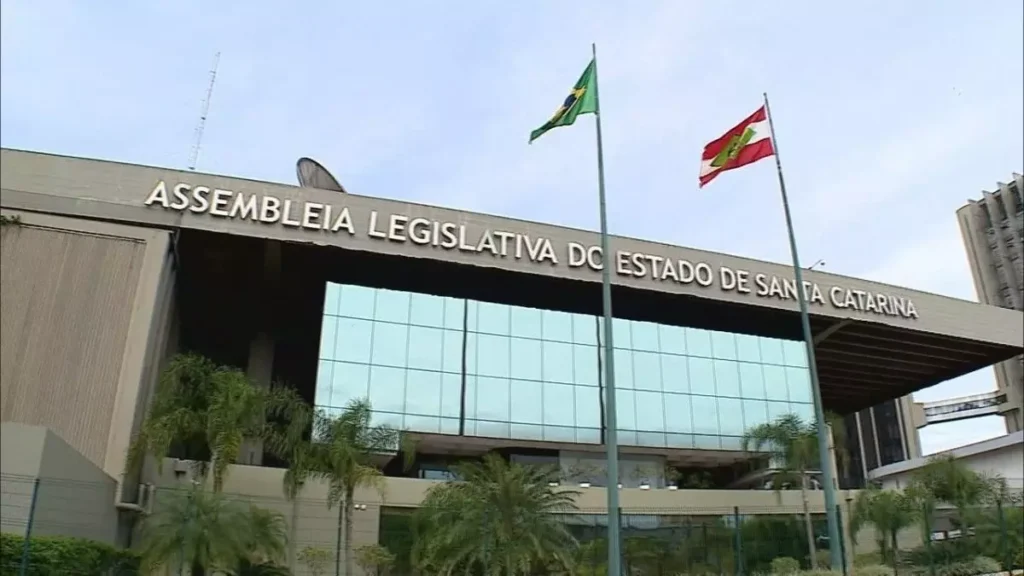 Renegade ou Dolphin? Auxílio pode render um carro zero por deputado a cada ano em SC