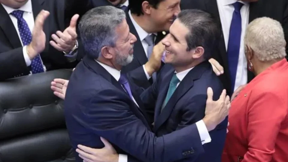 Operação da Polícia Federal reaproxima Arthur Lira e Hugo Motta