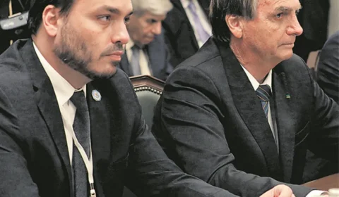 Soluços de Bolsonaro reaparecem após procedimentos, informa Carlos Bolsonaro