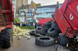 Insatisfeitos, agricultores protestam contra acordo UE-Mercosul na casa de praia de Macron