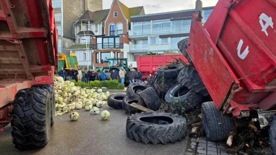 Insatisfeitos, agricultores protestam contra acordo UE-Mercosul na casa de praia de Macron