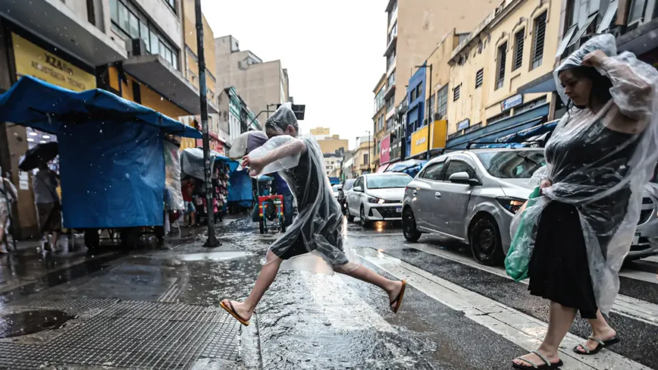 Frente fria avança e leva chuva ao Centro-Sul do Brasil