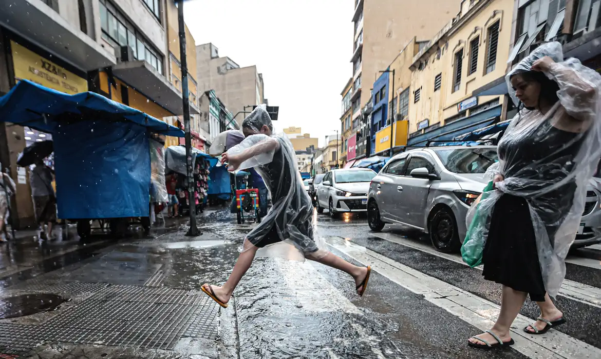 Frente fria avança e leva chuva ao Centro-Sul do Brasil