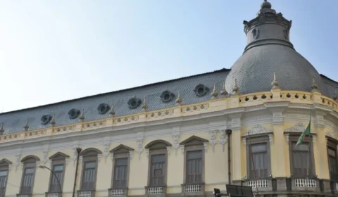 Alunos de colégio tradicional no RJ são suspensos após denúncia de racismo