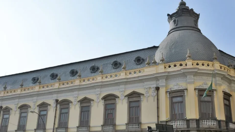Alunos de colégio tradicional no RJ são suspensos após denúncia de racismo