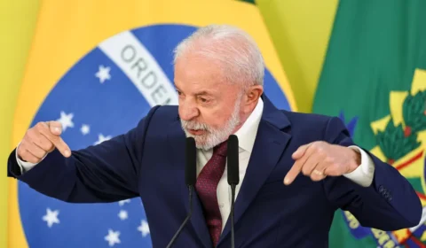 Lula vai definir candidato que disputará Senado com Carlos Bolsonaro