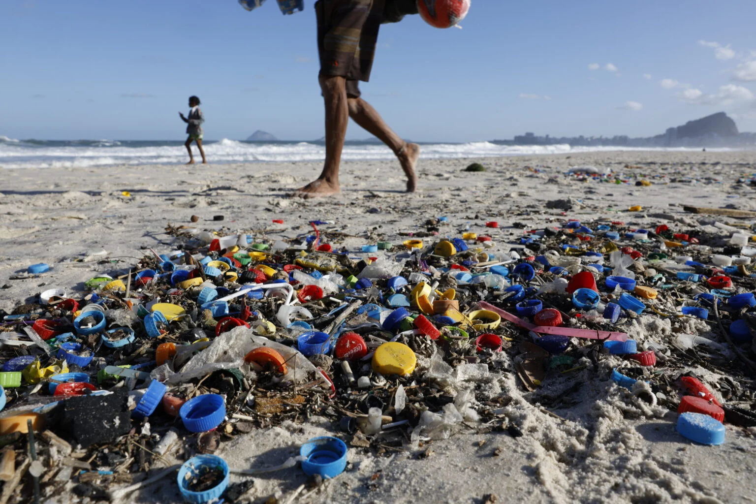 esíduos plásticos na praia do Leme, no Rio de Janeiro; Brasil despeja mais de 1 milhão de toneladas de lixo plástico no mar por ano (Foto: Fernando Frazão/Agência Brasil)