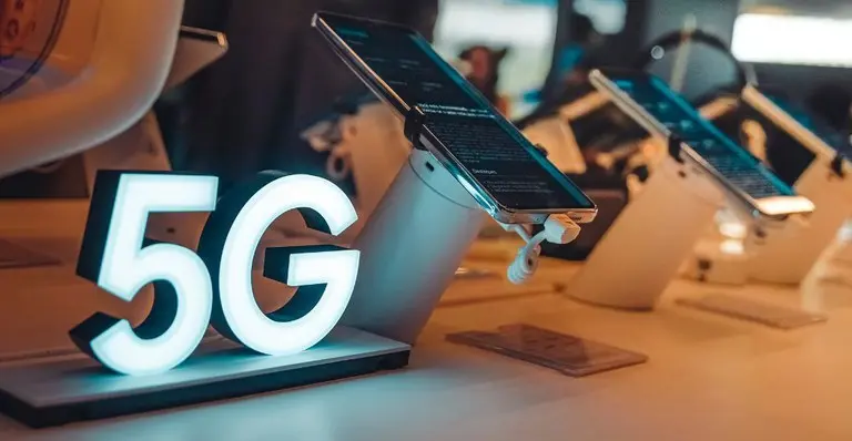 dedos móveis 5g O 4G transformou o celular em ferramenta de trabalho completa, enquanto o 5G trouxe velocidade quase instantânea e possibilitou avanço tecnológico. Foto: Zack/MCom