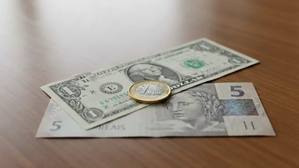 Dólar: por que o ICL entendeu o movimento da moeda enquanto o mercado apostou no pior