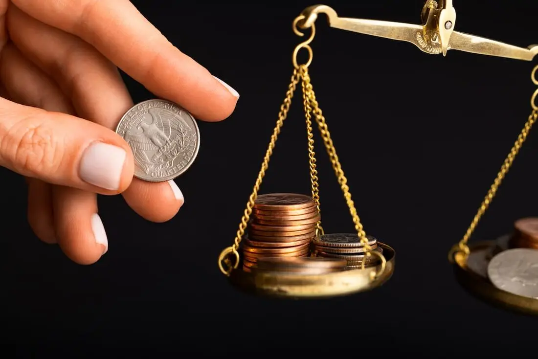 A balança comercial mede exportações e importações e indica a saúde externa do país, influenciando câmbio, inflação e capacidade de investimento público. Imagem: Freepik