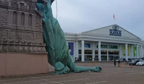 Sensacionalista: Estátua da Havan se jogou após ver Lula e Moraes no SBT