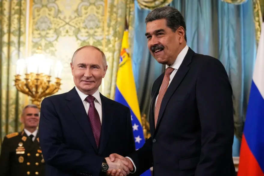 Vladimir Putin e Nicolas Maduro. AFP