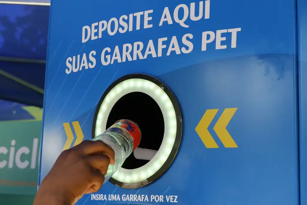 O Brasil é o 8º maior poluidor de plásticos do mundo. Enquanto indústria foca em “economia circular” e reciclagem, ambientalistas afirmam também ser necessário reduzir a produção de certos tipos de plástico (Foto: Fernando Frazão/Agência Brasil)