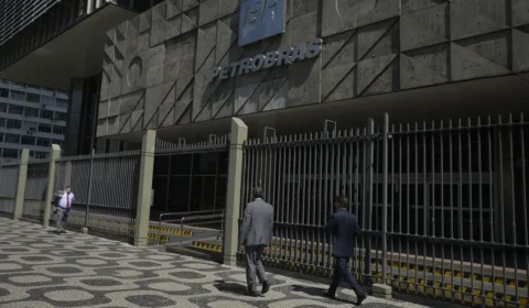 Petroleiros iniciam greve nacional após impasses com a Petrobras