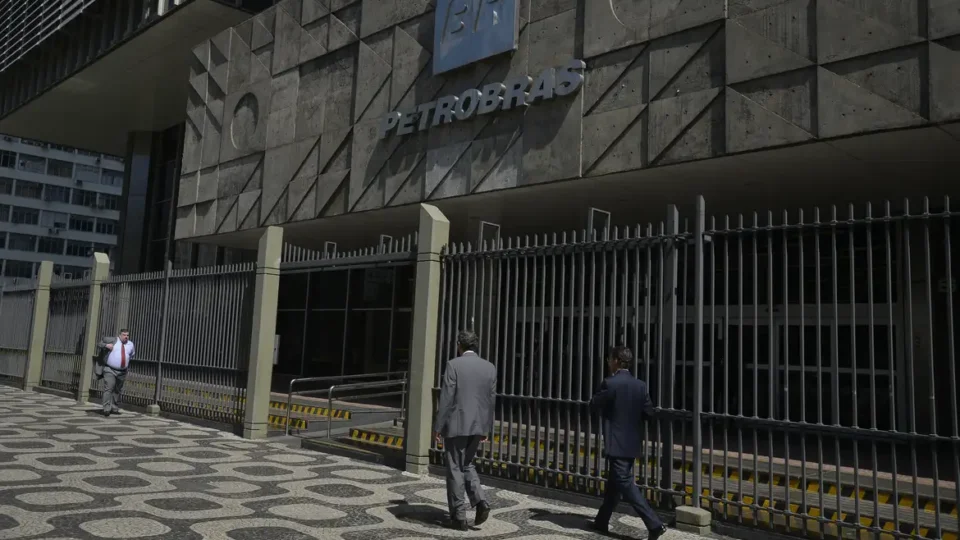 Petroleiros iniciam greve nacional após impasses com a Petrobras