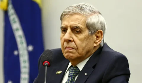 Moraes concede prisão domiciliar a Heleno por Alzheimer e ausência de risco de fuga