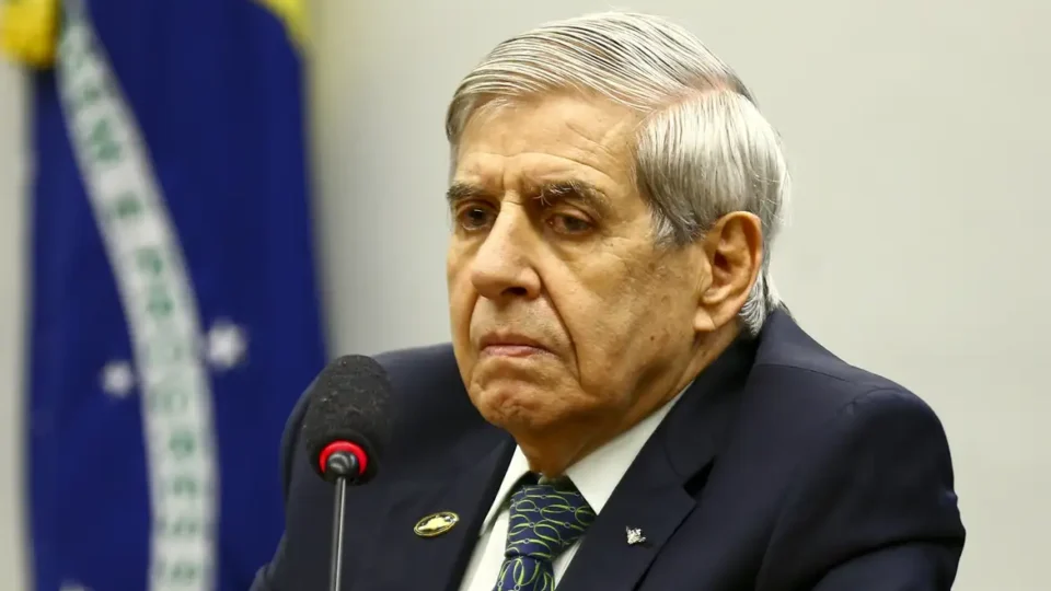 Moraes concede prisão domiciliar a Heleno por Alzheimer e ausência de risco de fuga