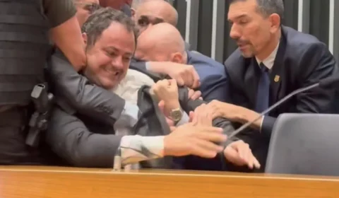 Motta silencia sobre censura a jornalistas em retirada de Glauber Braga da Câmara