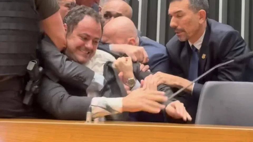 Motta silencia sobre censura a jornalistas em retirada de Glauber Braga da Câmara