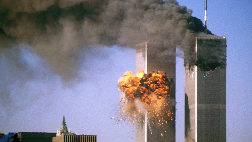 11 de setembro Após o 11 de Setembro, o medo do terrorismo legitimou vigilância em massa, restrição de direitos e guerras preventivas sob medidas excepcionais. Imagem: Sean Adair