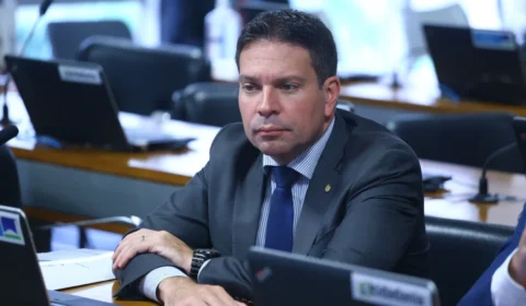 Câmara corta salário de Ramagem, mas mantém funcionamento do gabinete