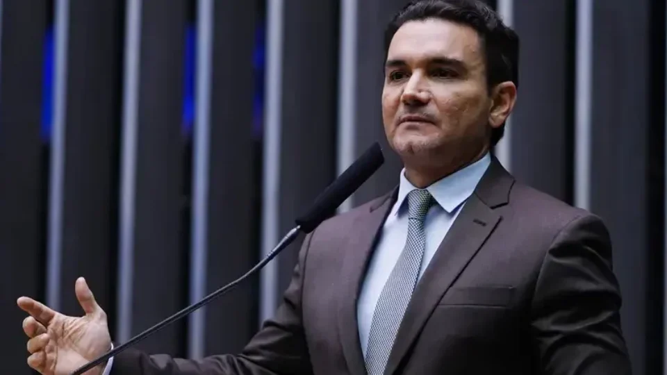 União Brasil expulsa Celso Sabino do partido, após ministro ficar no governo Lula