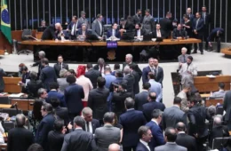 Deputados gastam R$ 279 milhões com aluguel de carros, barcos e aeronaves