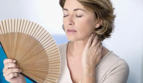 Fogachos e outros sintomas da menopausa ficam mais intensos no calor; saiba controlar
