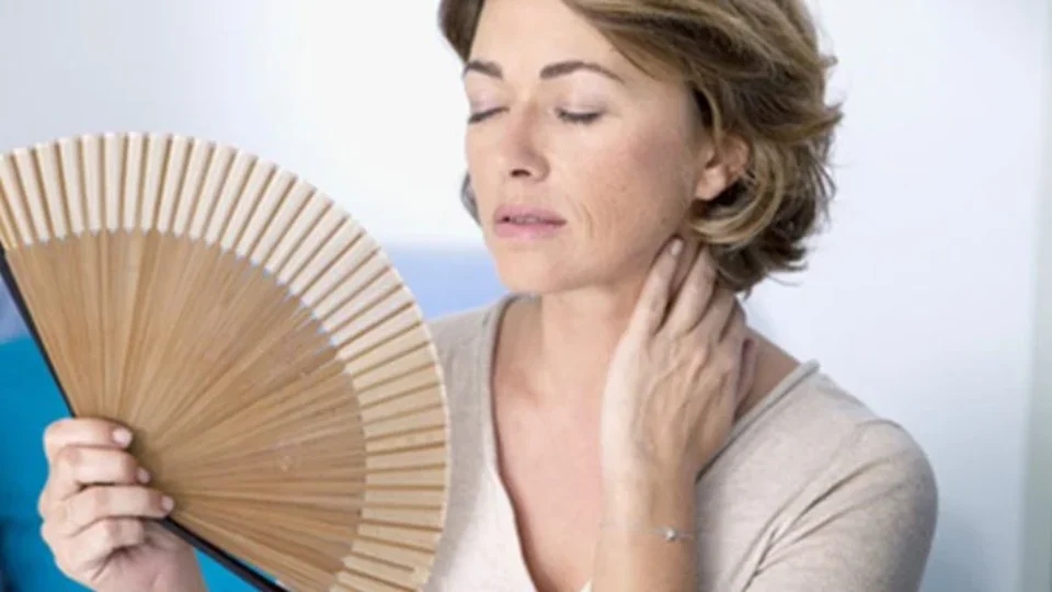 Fogachos e outros sintomas da menopausa ficam mais intensos no calor; saiba controlar